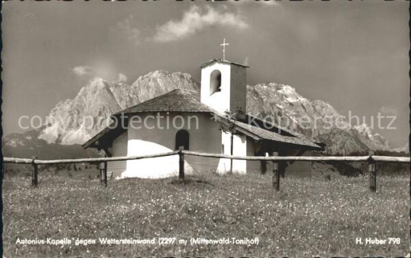 Mittenwald Karwendel Tirol Antonius Kapelle mit Wettersteinwand