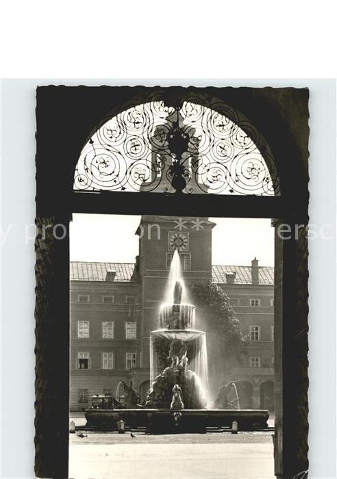 Salzburg Oesterreich Residenzbrunnen und Glockenspiel