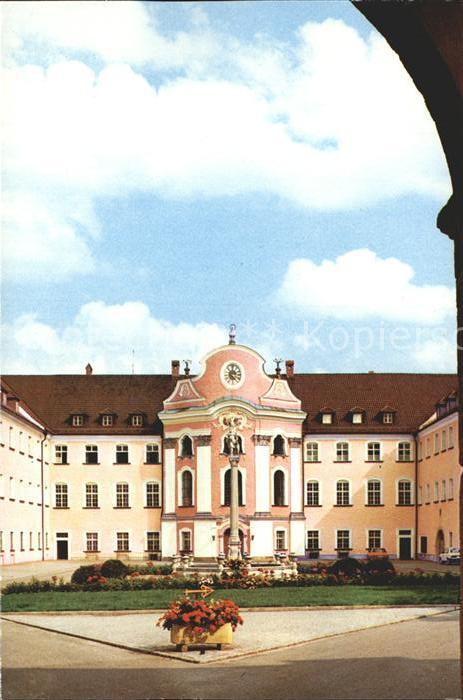 Metten Donau Benediktinerabtei Innenhof mit Karlsbru