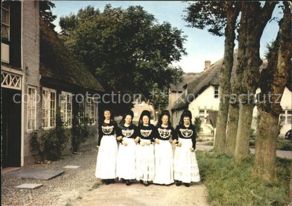 Insel Foehr Dorfpartie Trachtenmädchen