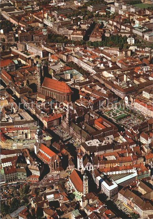 Muenchen Stadtzentrum mit Rathaus Marienplatz Pf