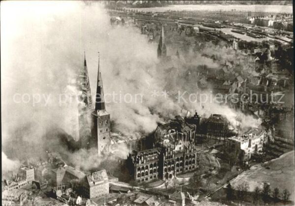 Luebeck Fliegeraufnahme Dom bei Luftangriff 194