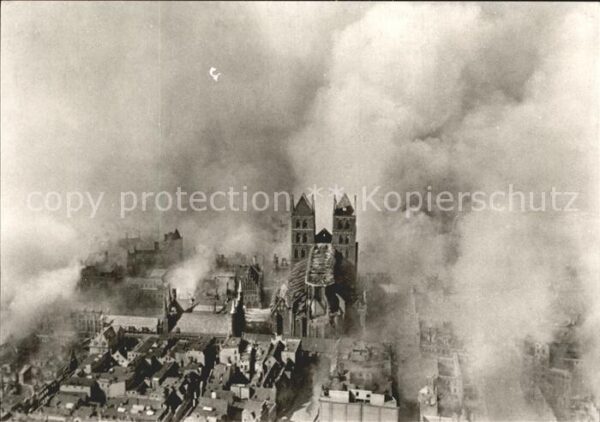 Luebeck Marienkirche bei Luftangriff 1942