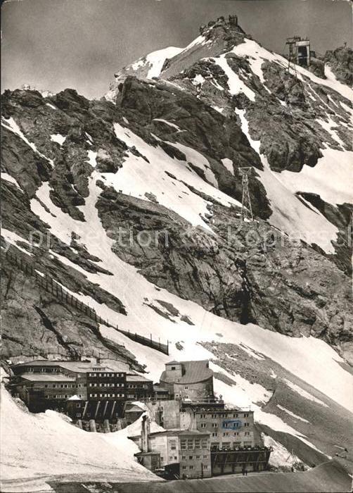 Zugspitzbahn mit Hotel Schneefernerhaus Gipfelstatio