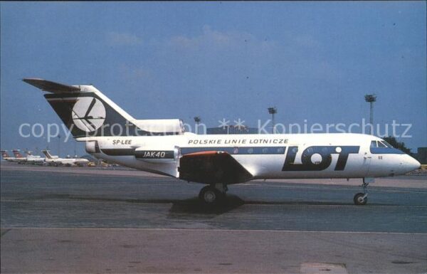 Flugzeuge Zivil LOT Yak-40 c/n 9021560