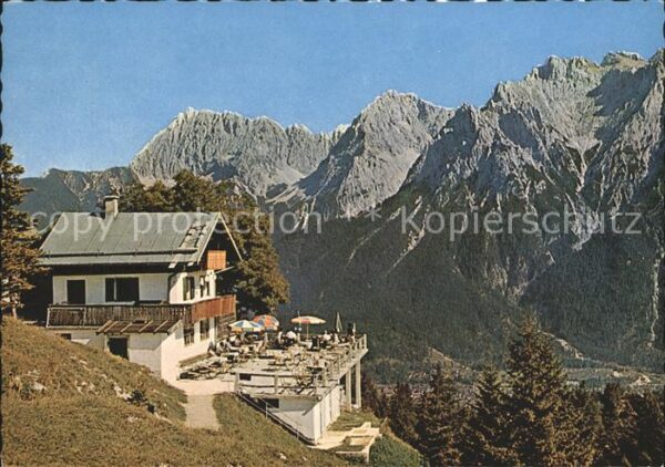 Mittenwald Bayern Kranzberg Haus mit Tiefkarspitze und Wö