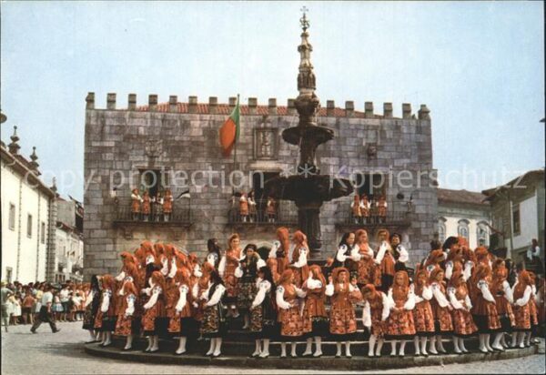 Viana do Castelo Friso de lavradeiras em frente aos anti