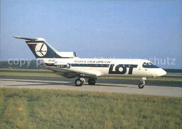 Flugzeuge Zivil LOT Polish Airlines Yakovlev 40 SP-LEB