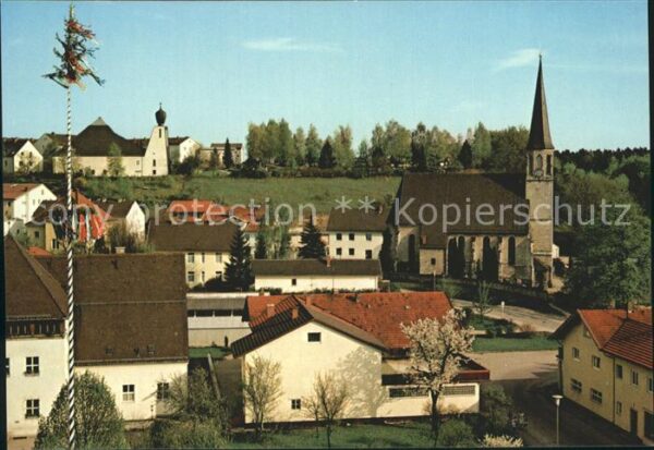 Burgkirchen Alz Kirche Maibaum