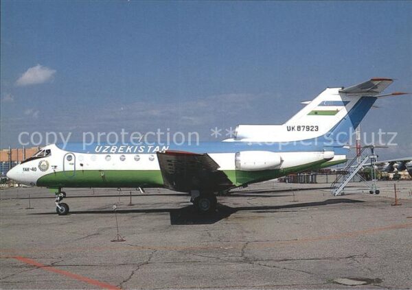 Flugzeuge Zivil Uzbekistan Airways Yakovlev 40 UK-87923