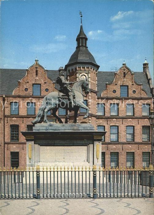 Duesseldorf Altes Rathaus mit Jan Wellem Denkmal