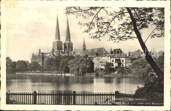 Luebeck Mühlenteich mit Blick auf Dom und Museu