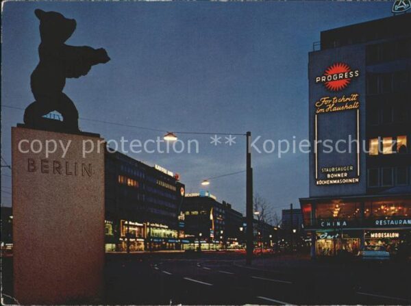 Duesseldorf Berliner Allee bei Nacht Bär