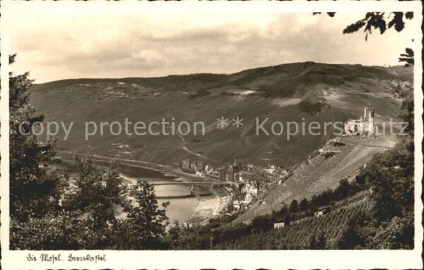 Bernkastel-Kues Burg mit Moseltal