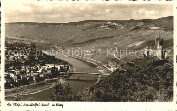 Bernkastel-Kues Burg mit Moseltal