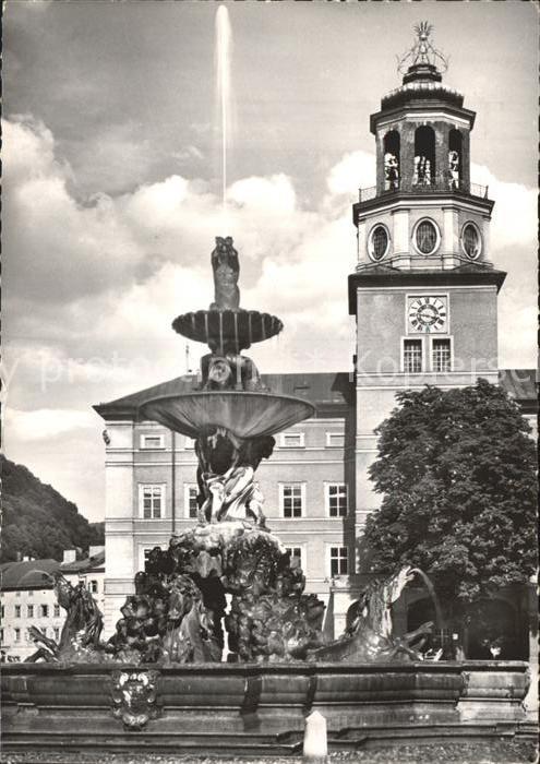 Salzburg Oesterreich Brunnen mit Glockenspiel