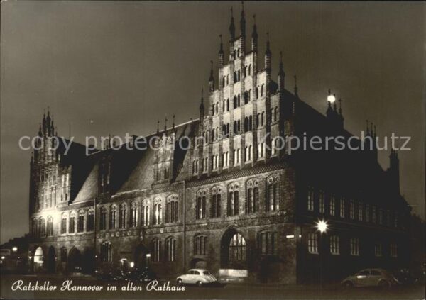 Hannover Rathaus mit Ratskeller bei Nacht