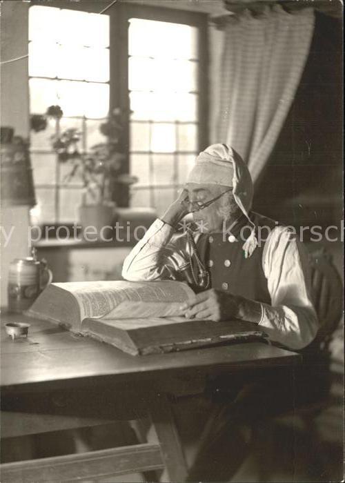 Feuchtwangen Heimatmuseum alter Mann vor großem Buch