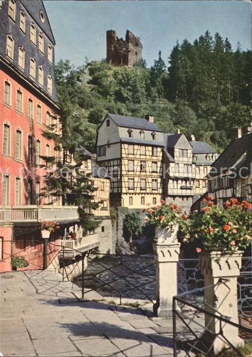 Monschau Rotes Haus mit Ruine Haller Altstadt