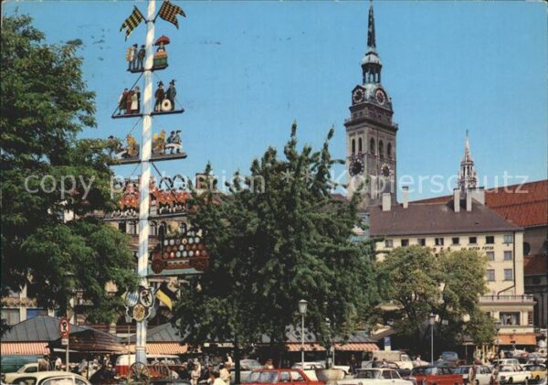 Muenchen Viktualienmarkt mit Altem Peter Maibaum