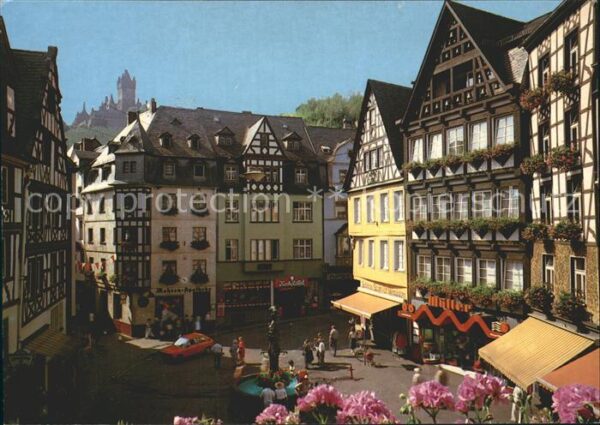Cochem Mosel Marktplatz mit St Martinsbrunnen und Re