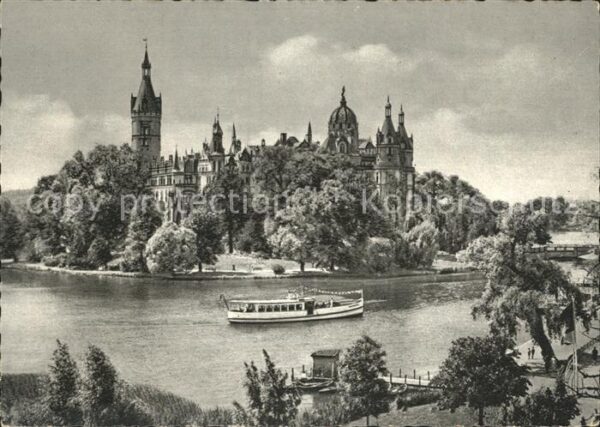 Schwerin Mecklenburg Blick zum Schloss See Ausflugsboot