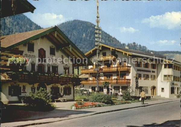 Ruhpolding Dorfplatz Marienbrunnen Maibaum