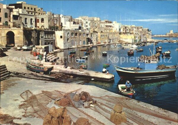 St Julians Malta dalla pittoresca insenatura affollata d