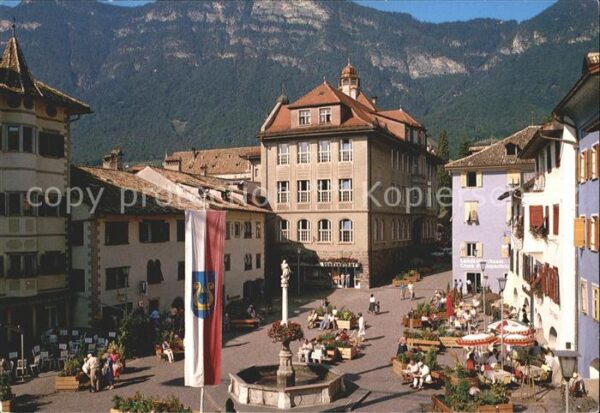 Kaltern Weinstrasse Tirol Dorfplatz mit Mariensäule