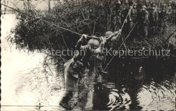 Militaria Belgien Traversee d_une riviere entre deux cord