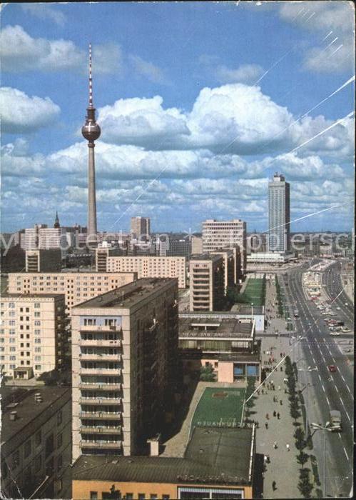 Berlin Karl Marx Allee mit Fernsehturm