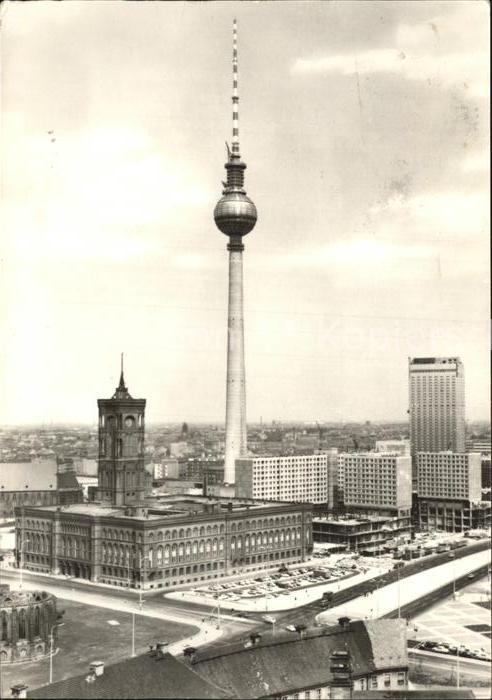 Berlin Rotes Rathaus mit Fernsehturm