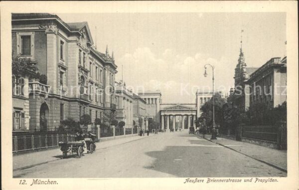 Muenchen äussere Briennerstrasse und Propyläen