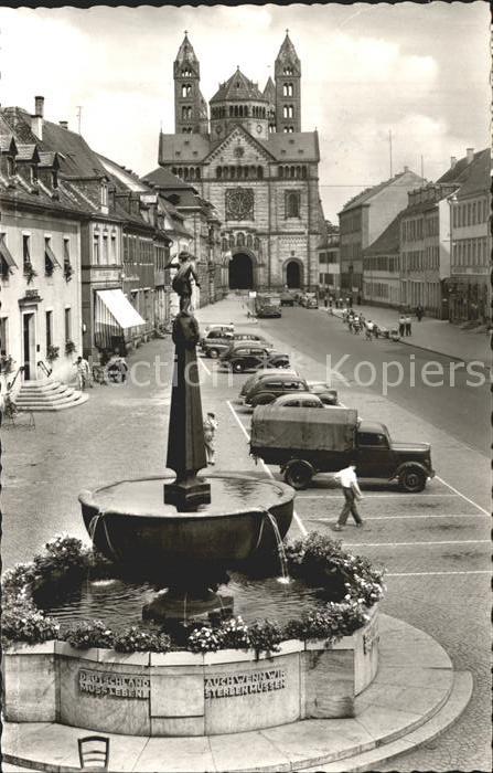 Speyer Rhein Brunnen mit Dom