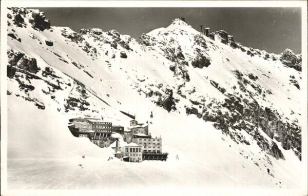 Zugspitzbahn mit Schneefernerhaus und Zugspitzgipfel