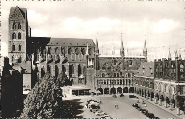 Luebeck Marktplatz mit St Marienkirche und Rath