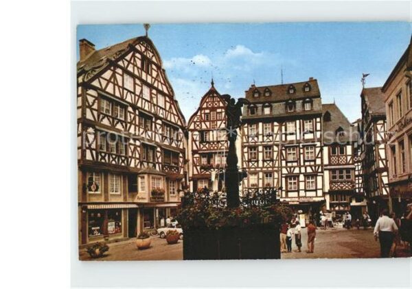 Bernkastel-Kues Markt mit St Michael Brunnen Fachwerkhä