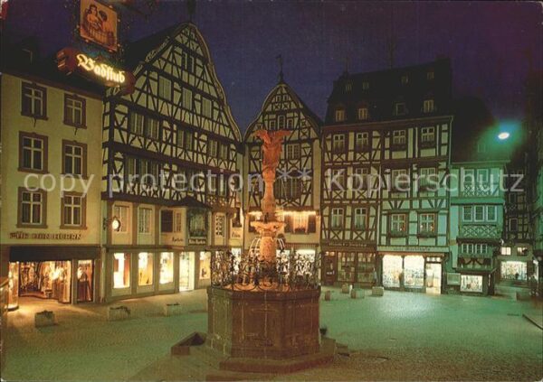 Bernkastel-Kues Marktplatz bei Nacht mit St. Michaelsbr