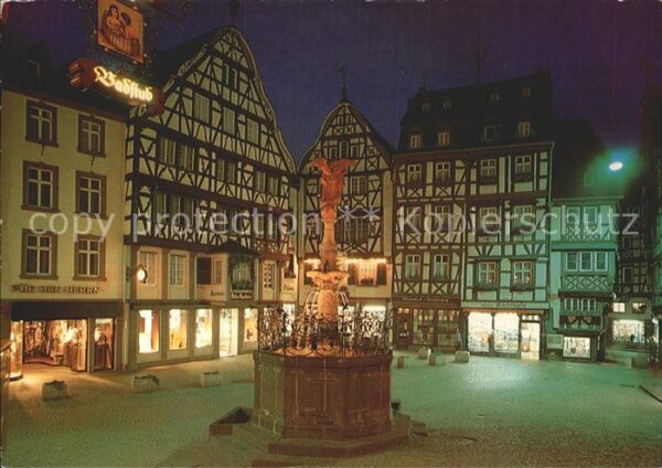 Bernkastel-Kues Marktplatz bei Nacht St. Michaelsbrunne