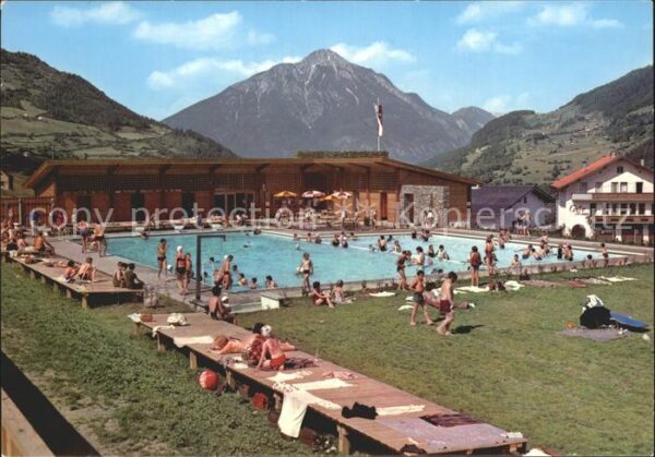 Wenns Pitztal Tirol Alpenschwimmbad mit Tschirgant Mieminge