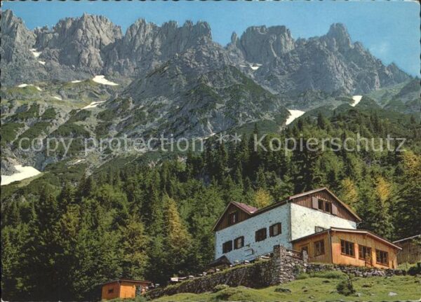 Gaudeamushuette mit Wilder Kaiser und Törlspitzen