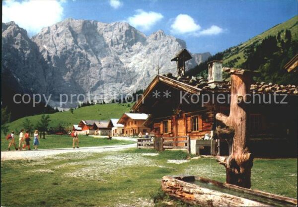 Ahornboden Eng-Almen im Karwendelgebirge mit Grube