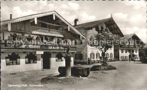Toerwang Dorfpartie mit Brunnen