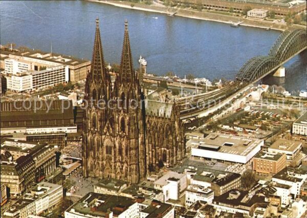 Koeln Rhein Fliegeraufnahme Dom Hauptbahnhof Hohenz