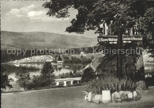 Schluchsee mit Wegweiser