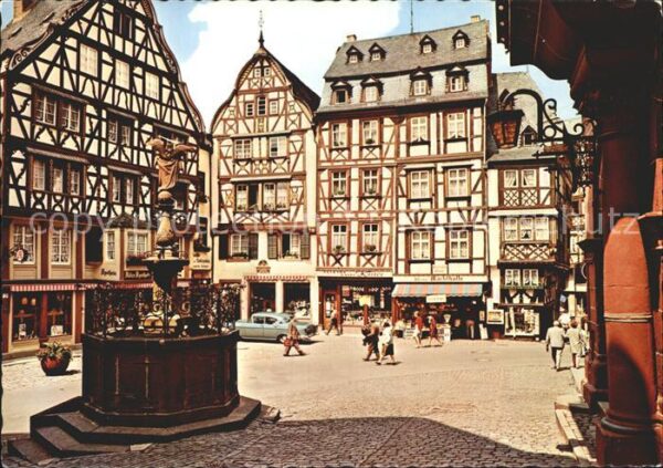 Bernkastel-Kues Marktplatz Brunnen Fachwerkhäuser