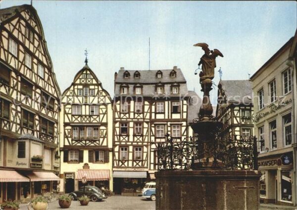 Bernkastel-Kues Marktplatz St Michael Brunnen Fachwerkh