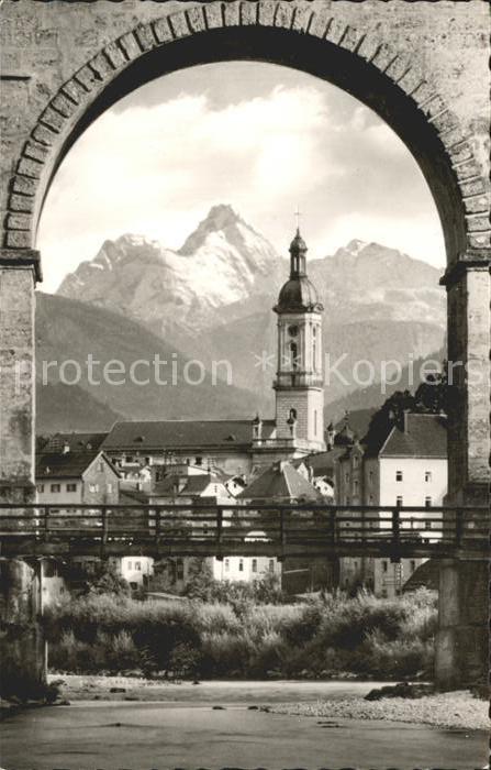 Traunstein Oberbayern Durchblick zur Kirche