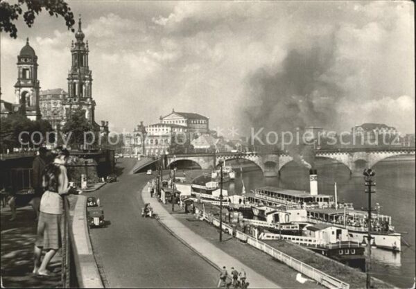 Dresden Dampferanlegestelle Blick von der Brühl