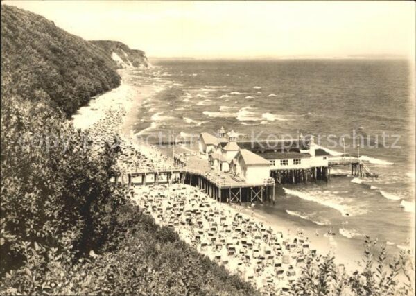 Sellin Ruegen Seebrücke und Strand